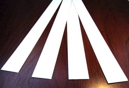 Tiras de cartulina blanca